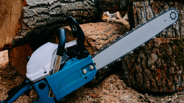 The World's Largest Chainsaw Measures 22 11 Long And 6 Feet Tall